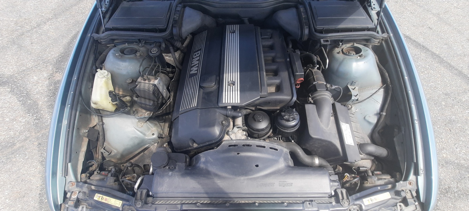 Motorový prostor BMW 525i