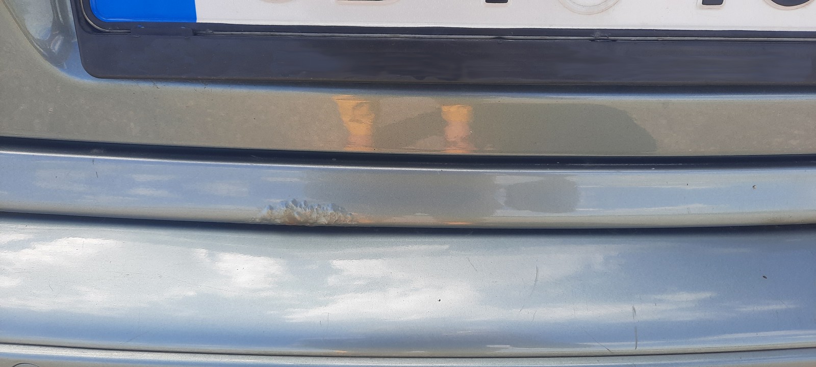 Detail poškození na zadní části vozu